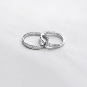 Alliances martelées en platine