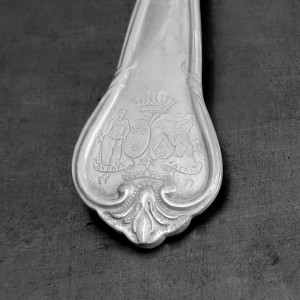 Restauration de couvert en métal argenté et argent massif : Gravure effacée sur manche couvert en argent