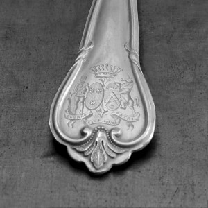 Gravure restaurée sur manche couvert en argent