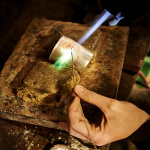 Dégraver timbale argent