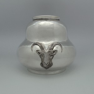 Vase chinois ciselet martelé bélier métal argenté